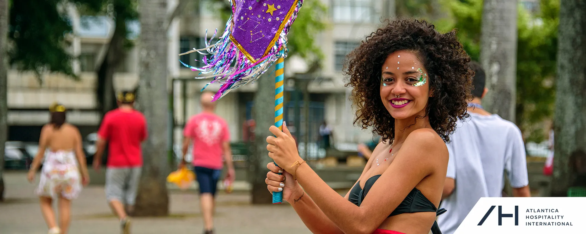 Mulher vestida para carnaval sorrindo para câmera