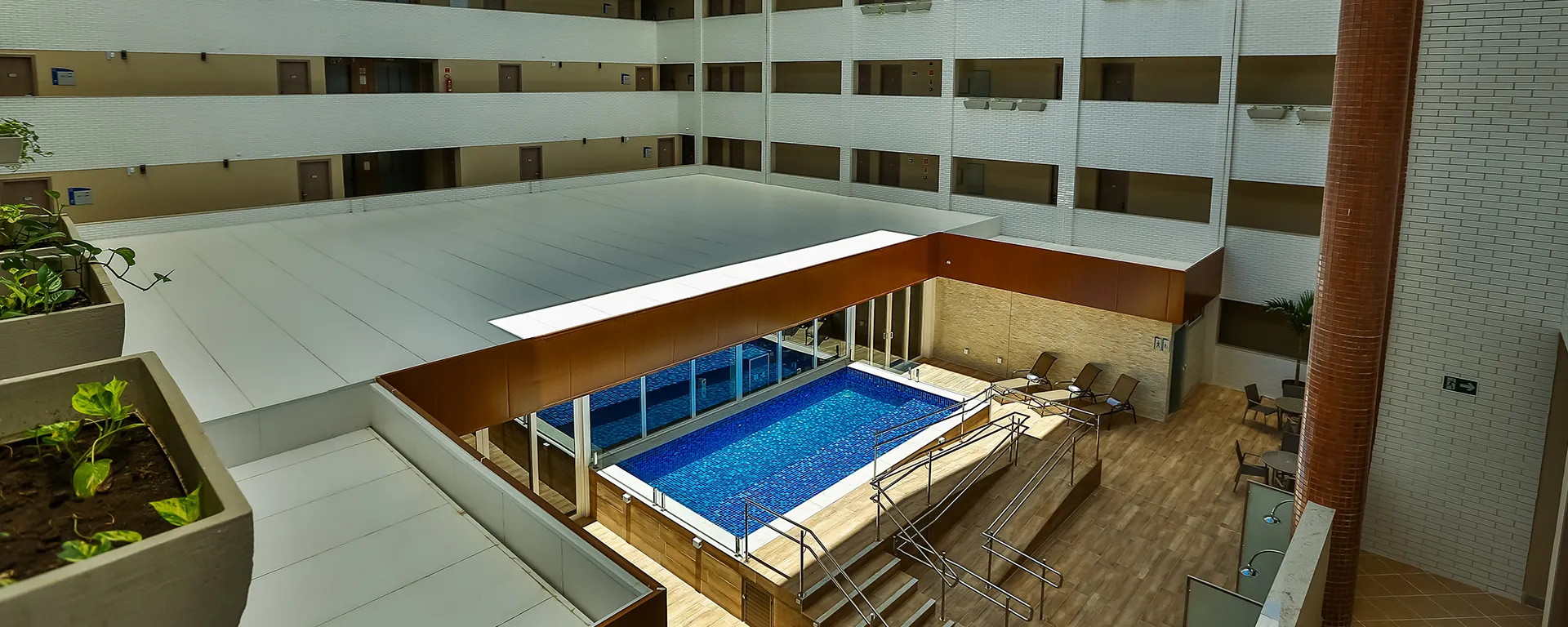 Interior de hotel com piscina