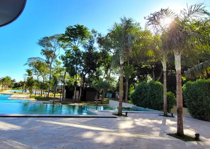 Área de piscina em hotel em Foz do Iguaçu