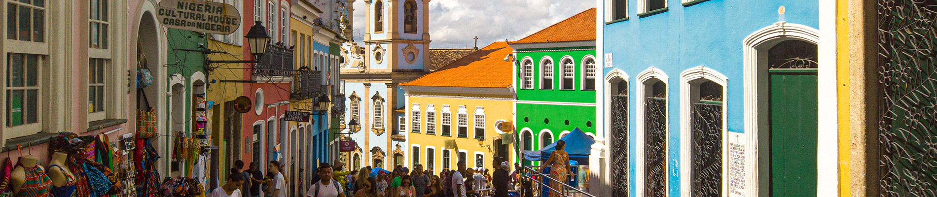 construções coloridas em rua de Salvador demonstrando o que fazer no Pelourinho