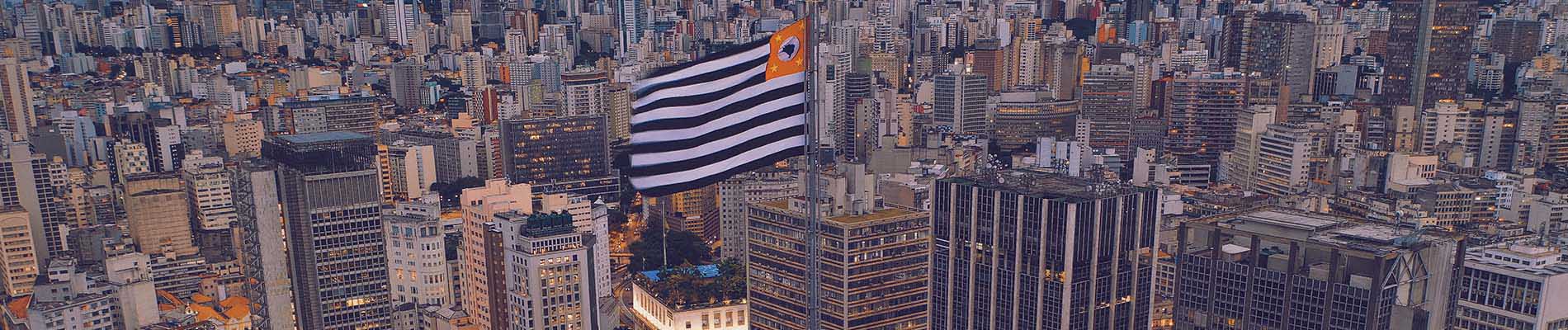 Vista de prédios e da bandeira de São Paulo