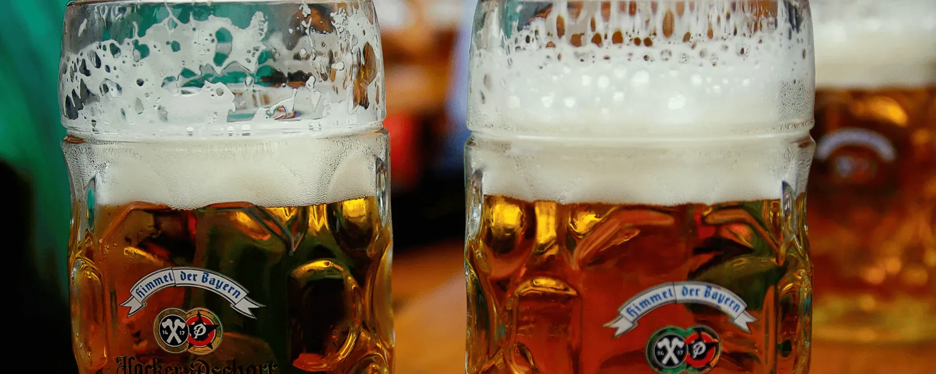 Dois copos de cerveja em uma mesa.