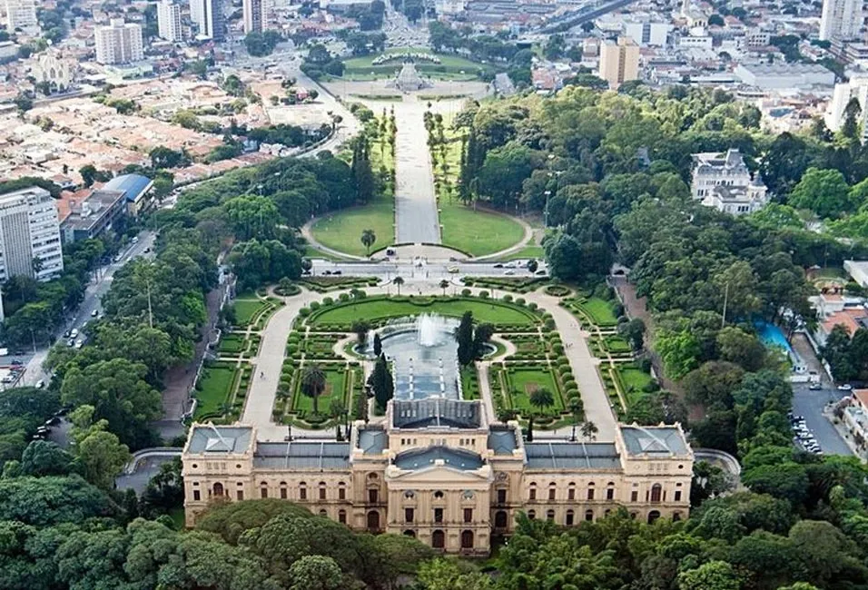 Vista de cima de um museu em São Paulo com jardim, fontes e árvores